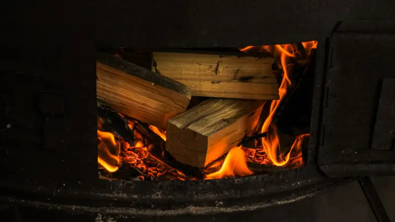installation de chaudière à bûches